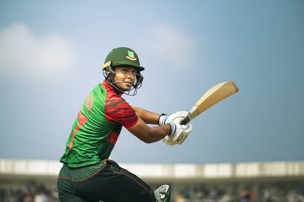ক্যাসিনো চিপে ঘেরা এক আত্মবিশ্বাসী ডিলার খেলোয়াড়দের 7U7BAT অ্যাকাউন্টে লগইন করতে আহ্বান করছেন—যা দ্রুত ও সহজ লগইন সুবিধাকে উপস্থাপন করে।
